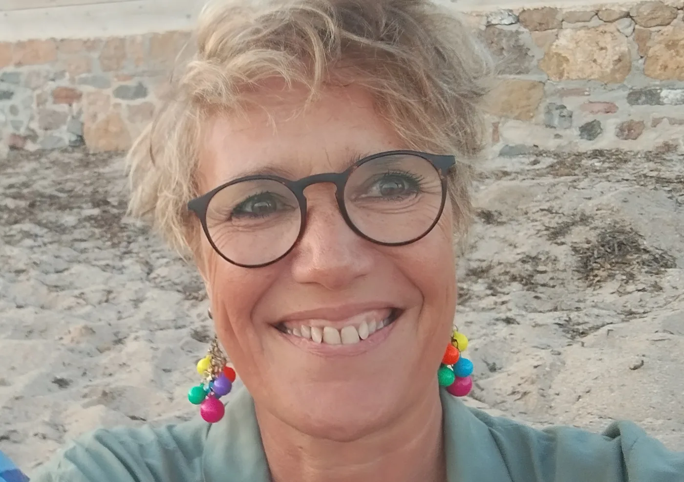 Karine Baridon, auteure du roman, sourit sur la plage.