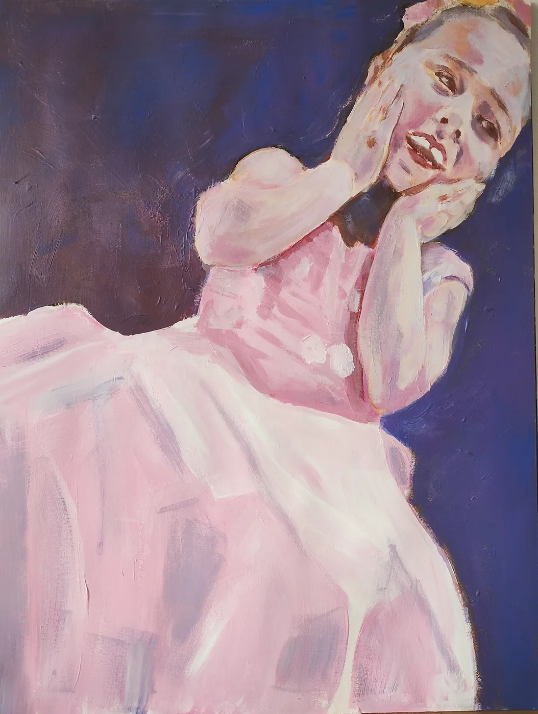 Peinture de Karine Baridon : une fillette en robe rose, la joue posée sur la main, sur un fond bleu nuit.