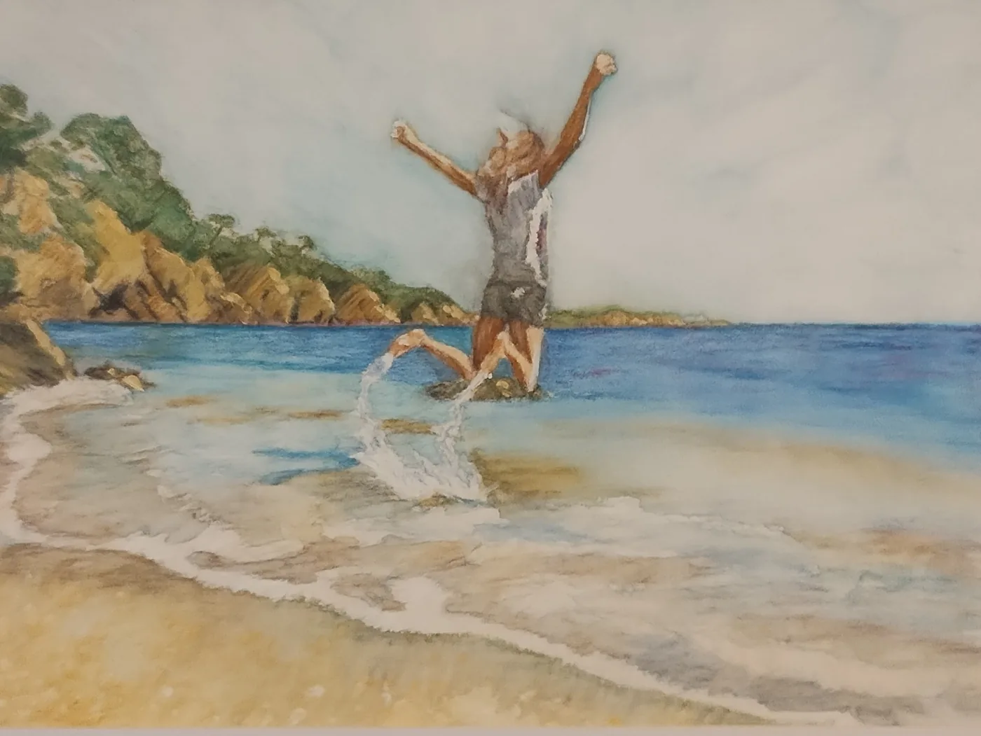 Aquarelle de Karine Baridon : une femme saute de joie dans l'eau d'une crique, bras levés.
